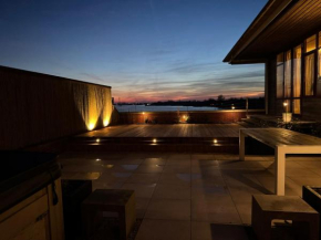 Penthouse with Private Rooftop Jacuzzi, Sauna and panorama lake view